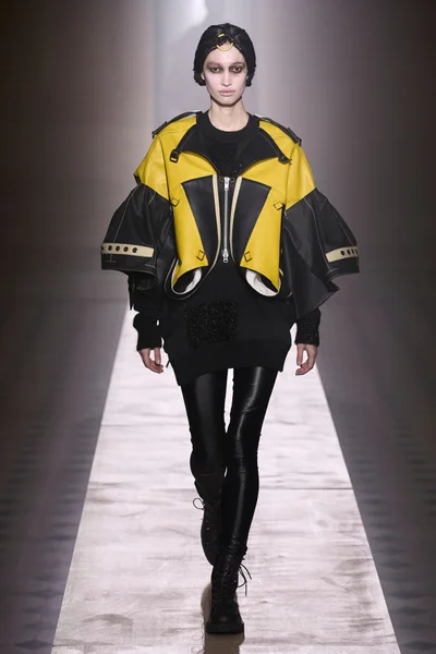 Look 16
